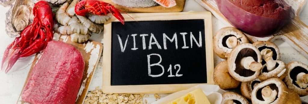 mesa com alimentos ricos em vitaminas b12