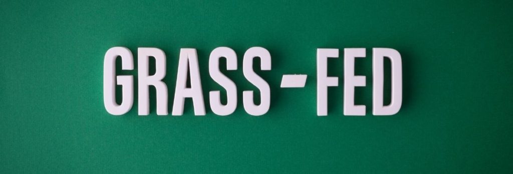 "grass-fed" escrito por extenso com um fundo verde