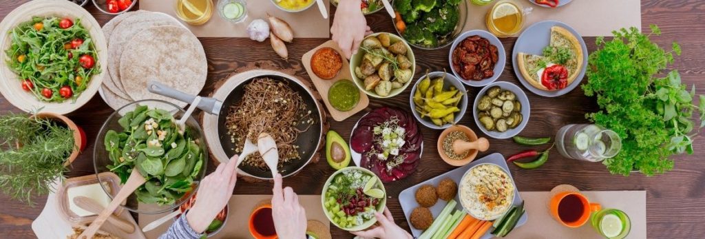 dieta vegetariana com alimentos com leguminosas em cima da mesa e outros lanches, pão sírio, batata