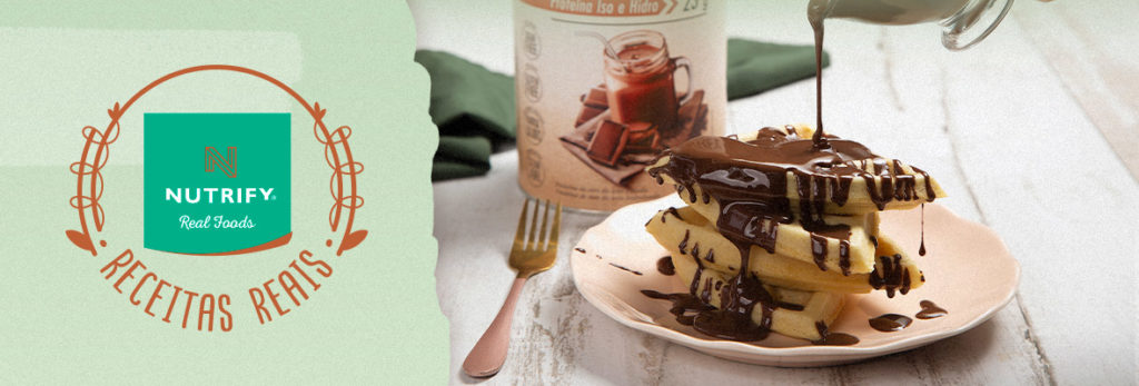 Waffle com calda de chocolate proteico | Blog Nutrify