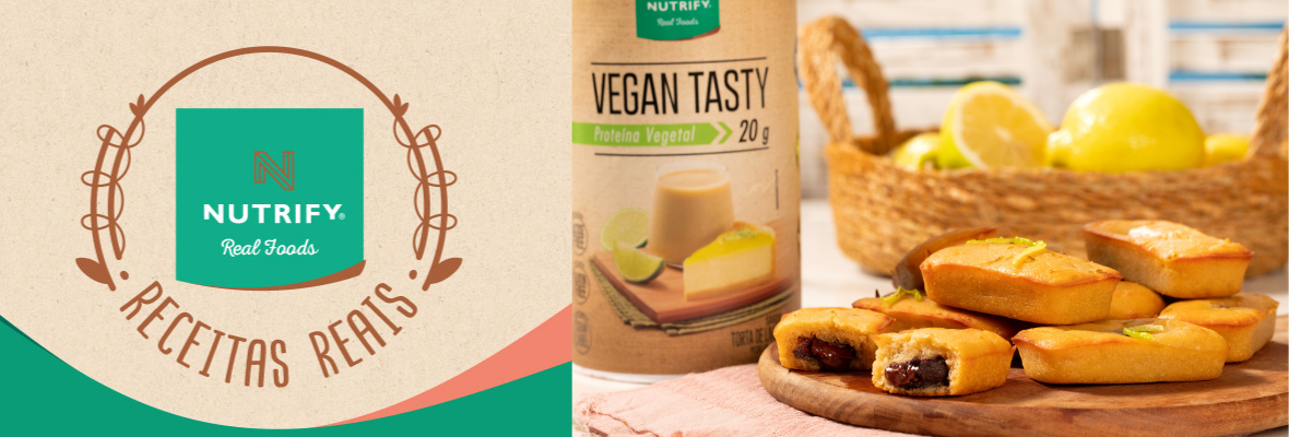 bolinho vegano com recheio e ao lado uma embalagem do vegan tasty