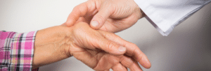 duas mãos e uma sinalizando a artrite