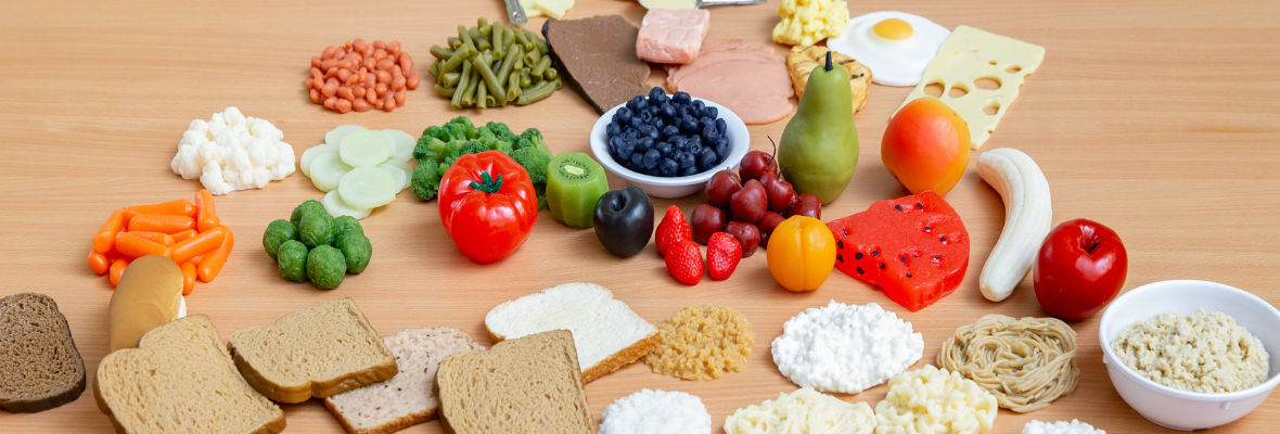 imagem com diversos alimentos representando a piramide alimentar