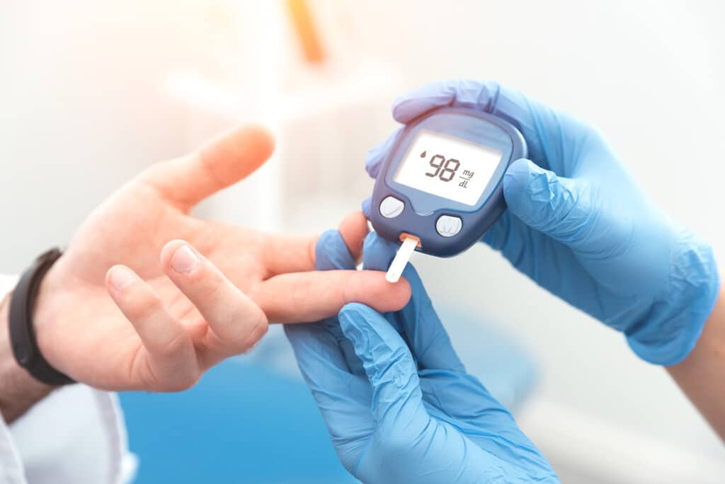 Aparelho de medir diabetes demonstrando a coenzima q10 e seus benefícios