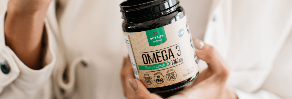 Figura 3 - Pessoa segurando Omega 3 na mão.