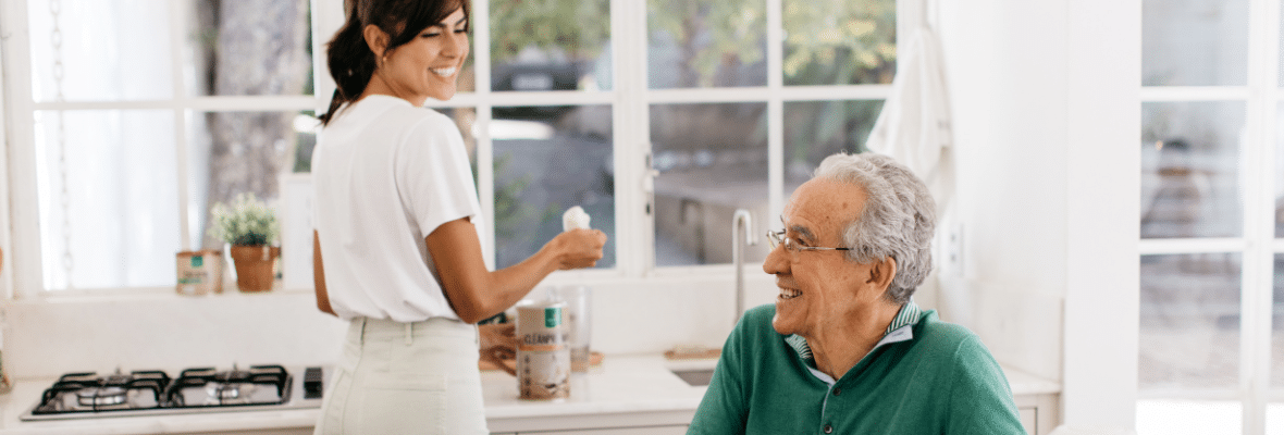 Figura 2 - Imagem de um idoso conversando com a filha.